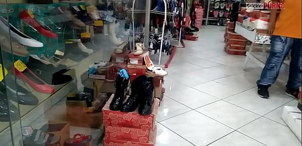  Casada Safada se exibindo para o vendedor em uma loja de calçados, filmada pelo corno - Marido da Cristina